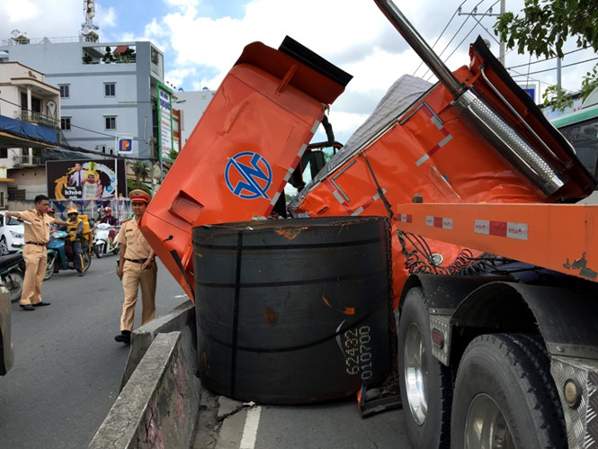 Đầu xe container tan n&aacute;t v&igrave; cuộn th&eacute;p nặng h&agrave;ng chục tấn