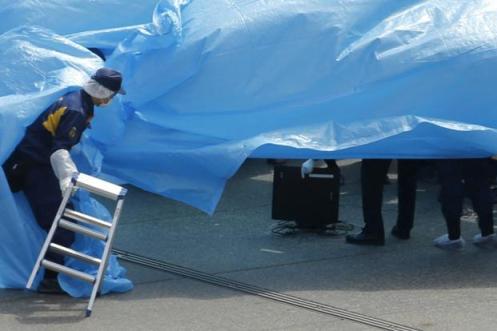 Chiếc máy bay màu đen (giữa) được tìm thấy trên nóc tòa văn phòng của ông Shinzo Abe. Ảnh: Reuters Chiếc máy bay màu đen (giữa) được tìm thấy trên nóc tòa văn phòng của ông Shinzo Abe. Ảnh: Reuters