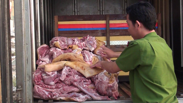 Tin tức trong ng&agrave;y 1/5: Chế biến cả tấn thịt h&ocirc;i thối cho qu&aacute;n ăn