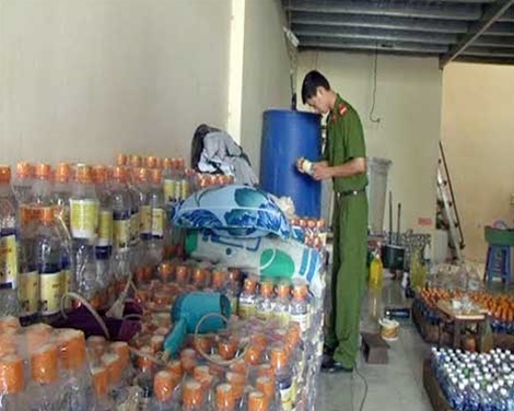 Tin tức trong ng&agrave;y 18/4: Thu giữ 18.000 lít gi&acirc;́m ăn sản xuất từ axit