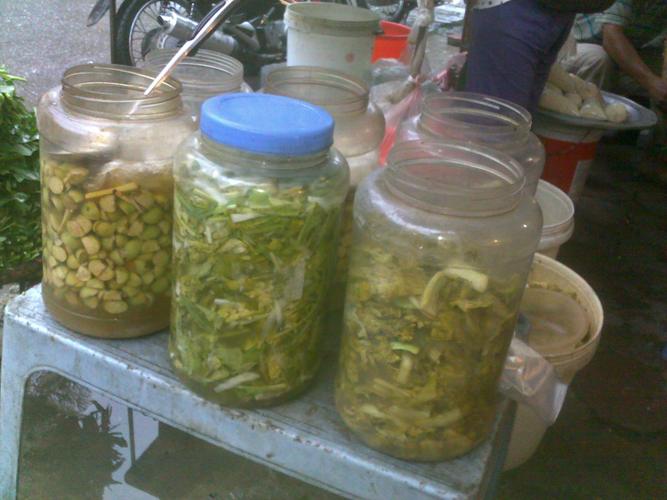 Tin tức trong ng&agrave;y: Ăn dưa, c&agrave; muối trong đồ nhựa dễ bị ung thư