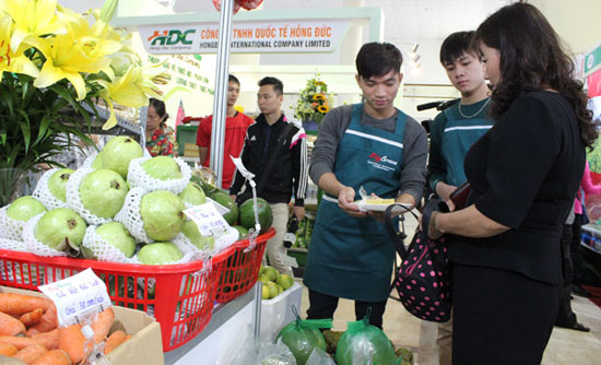 Tin tức trong ng&agrave;y: Ăn dưa, c&agrave; muối trong đồ nhựa dễ bị ung thư