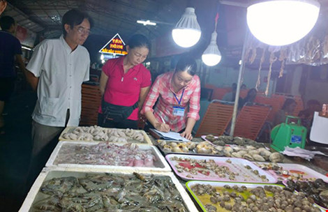 Tin tức trong ng&agrave;y: Ăn dưa, c&agrave; muối trong đồ nhựa dễ bị ung thư