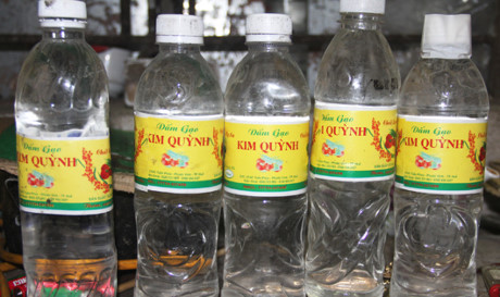 Tin tức trong ng&agrave;y 8/4: Chế dấm gạo từ axit v&agrave; nước l&atilde;