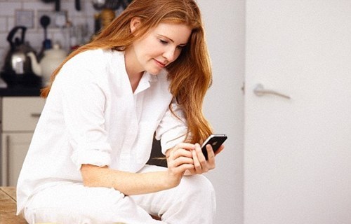 Sử dụng điện thoại sai c&aacute;ch cũng l&agrave; nguy&ecirc;n nh&acirc;n g&acirc;y c&aacute;c bệnh về khớp cổ