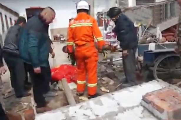 Tin tức mới nhất, c&ocirc; Liao Hsu, 28 tuổi đ&atilde; bị tường đ&egrave; chết sau khi cố gắng tr&egrave;o tường v&agrave;o nh&agrave; để lấy ch&igrave;a kh&oacute;a bỏ qu&ecirc;n. Ảnh Mirror
