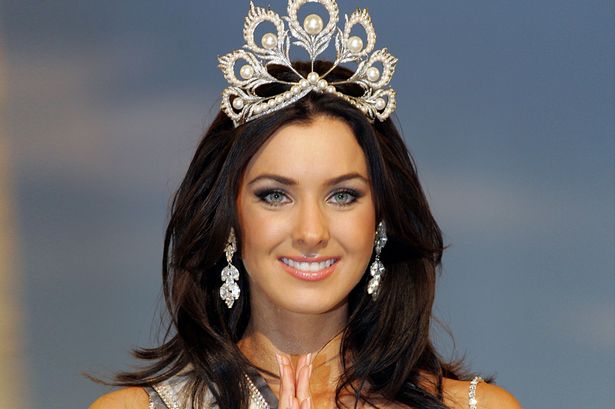 Cựu Hoa hậu ho&agrave;n vũ, Natalie Glebova bị n&eacute;m đ&aacute; sau khi chụp ảnh tự sướng với một ch&uacute; vượn m&aacute; trắng, theo tin tức mới nhất. Ảnh Mirror