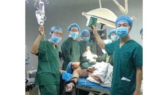 Bức ảnh tự sướng nhận nhiều chỉ tr&iacute;ch từ dư luận của c&aacute;c b&aacute;c sĩ tại bệnh viện Trung Quốc