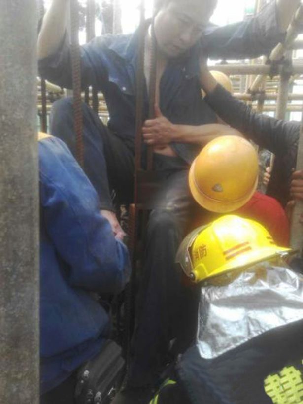 Một c&ocirc;ng nh&acirc;n x&acirc;y dựng đ&atilde; gặp tai nạn nghi&ecirc;m trọng với của qu&yacute; khi đang thể hiện với đồng nghiệp, tin tức mới nhất từ Mirror. Ảnh Mirror