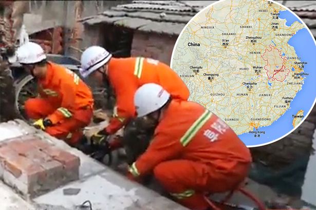 Đội cứu hộ đ&atilde; cố hết sức với đưa được thi thể nạn nh&acirc;n ra ngo&agrave;i, theo tin tức mới nhất. Ảnh Mirror