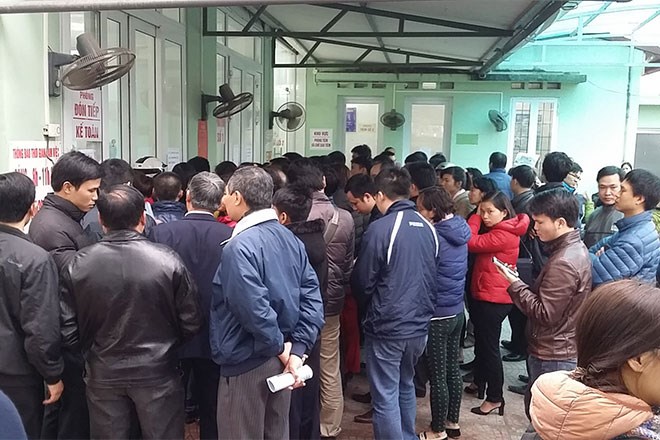 4h s&aacute;ng h&agrave;ng trăm người đ&atilde; chờ đợi tại Trung t&acirc;m Tư vấn dịch vụ vaccine số 1 phố Nghi&ecirc;m Xu&acirc;n Y&ecirc;m - H&agrave; Nội