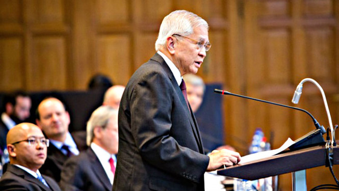 Ngoại trưởng Philippines Albert del Rosario tại phiên điều trần về vụ kiện Biển Đông ở Tòa án trọng tài quốc tế Ngoại trưởng Philippines Albert del Rosario tại phiên điều trần về vụ kiện Biển Đông ở Tòa án trọng tài quốc tế