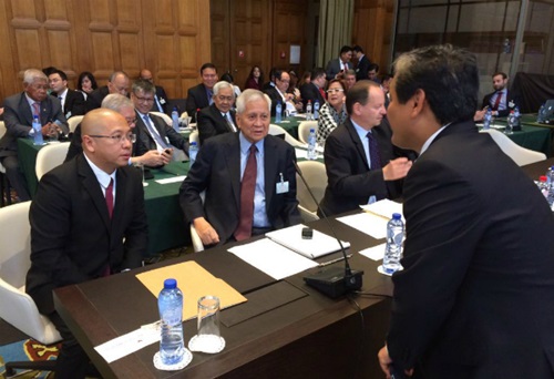 Ngoại trưởng Philippines Albert del Rosario (giữa) trong buổi điều trần trước t&ograve;a &aacute;n quốc tế về vụ kiện Biển Đ&ocirc;ng h&ocirc;m 8/7