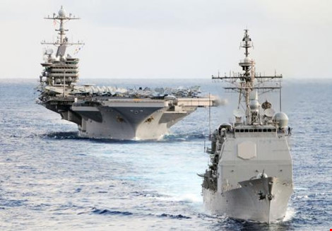 T&agrave;u tuần dương USS Mobile Bay v&agrave; t&agrave;u s&acirc;n bay USS John C. Stennis của Mỹ tham gia tập trận Malabar gần Biển Đ&ocirc;ng