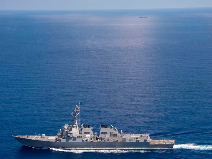 Khu trục hạm USS Lassen của Mỹ tuần tra ở Biển Đ&ocirc;ng ng&agrave;y 24/9, xa xa l&agrave; 1 t&agrave;u hộ vệ lớp Giang Hồ V của Trung Quốc b&aacute;m theo