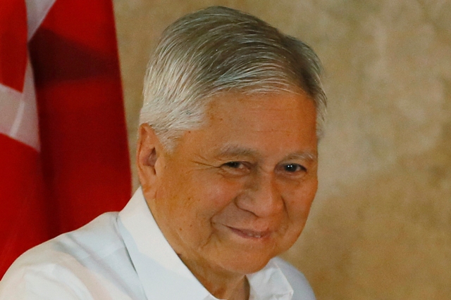 Ngoại trưởng Philippines Albert del Rosario cho biết Manila đang c&acirc;n nhắc đ&agrave;m ph&aacute;n với Trung Quốc về t&igrave;nh h&igrave;nh Biển Đ&ocirc;ng