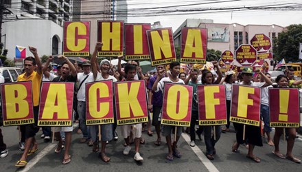 Người d&acirc;n Philippines biểu t&igrave;nh y&ecirc;u cầu Trung Quốc rời khỏi v&ugrave;ng Biển Đ&ocirc;ng do Manila tuy&ecirc;n bố chủ quyền