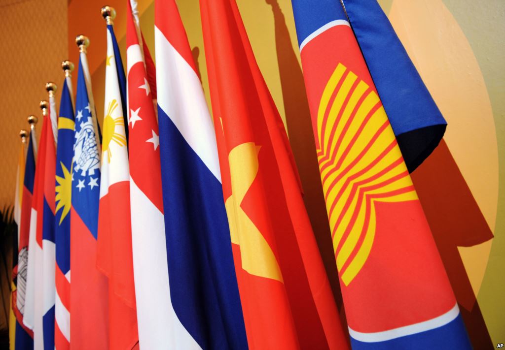 Song kh&ocirc;ng &iacute;t &yacute; kiến cho rằng việc ASEAN r&uacute;t tuy&ecirc;n bố chung về t&igrave;nh h&igrave;nh Biển Đ&ocirc;ng l&agrave; do &aacute;p lực từ ph&iacute;a Trung Quốc