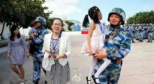 Binh sĩ Trung Quốc đồn tr&uacute; tr&aacute;i ph&eacute;p tr&ecirc;n Đ&aacute; Chữ Thập  đ&oacute;n vợ con, theo những tin tức về t&igrave;nh h&igrave;nh Biển Đ&ocirc;ng mới nhất
