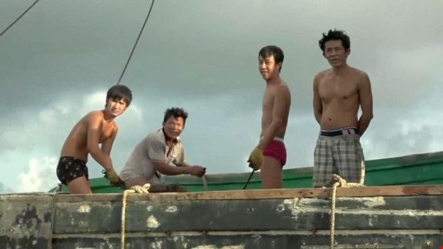 Ngư d&acirc;n Trung Quốc kh&ocirc;ng hề tỏ ra sợ h&atilde;i khi bị quay lại cảnh đang đ&aacute;nh bắt tr&aacute;i ph&eacute;p tr&ecirc;n Biển Đ&ocirc;ng
