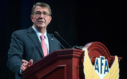 Bộ trưởng Quốc ph&ograve;ng Ashton Carter ph&aacute;t biểu về t&igrave;nh h&igrave;nh Biển Đ&ocirc;ng hiện nay tại Hiệp hội kh&ocirc;ng qu&acirc;n Mỹ