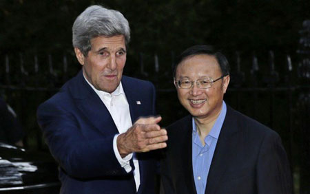 Ngoại trưởng Mỹ John Kerry (tr&aacute;i) v&agrave; Ủy vi&ecirc;n Quốc vụ viện Trung Quốc Dương Khiết Tr&igrave;