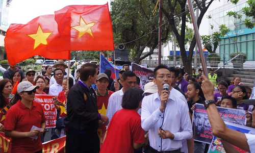 Cuộc biểu t&igrave;nh diễn ra rầm rộ trước cửa Đại sứ qu&aacute;n Trung Quốc tại Manila trong bối cảnh t&igrave;nh h&igrave;nh Biển Đ&ocirc;ng hiện nay