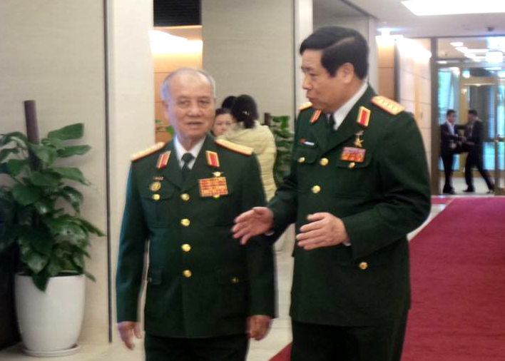 Đại tướng Phạm Văn Tr&agrave; v&agrave; Đại tướng Ph&ugrave;ng Quang Thanh trao đổi th&ecirc;m về t&igrave;nh h&igrave;nh Biển Đ&ocirc;ng mới nhất b&ecirc;n h&agrave;nh lang Quốc hội