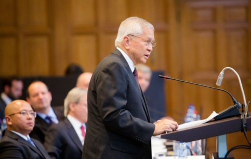 Ngoại trưởng Philippines Albert del Rosario tr&igrave;nh b&agrave;y c&aacute;c luận điểm về vụ kiện Biển Đ&ocirc;ng trong phi&ecirc;n điều trần hồi th&aacute;ng 7