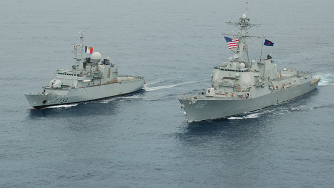 T&agrave;u khu trục Mỹ USS Michael Murphy v&agrave; t&agrave;u hộ tống FS Vendemiaire của Ph&aacute;p tr&ecirc;n Biển Đ&ocirc;ng năm 2014