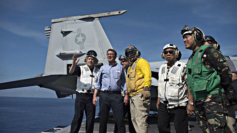 Bộ trưởng Quốc ph&ograve;ng Mỹ Ashton Carter thăm t&agrave;u s&acirc;n bay John C. Stennis tr&ecirc;n Biển Đ&ocirc;ng, th&aacute;ng 4/2016