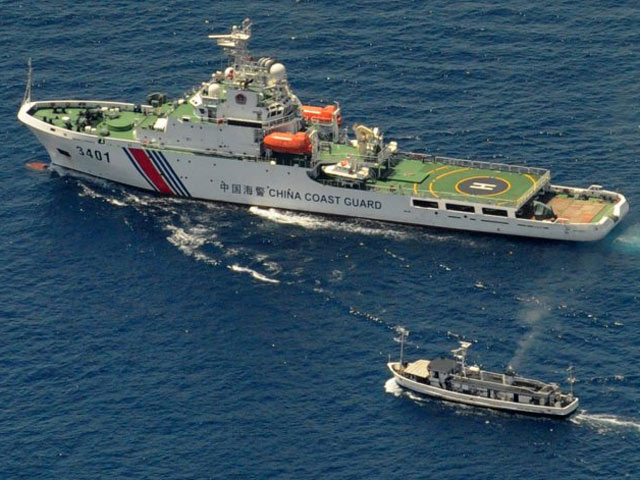 Tàu hải cảnh Trung Quốc đe dọa, chèn ép tàu Philippines có ý định gỡ số phao tiêu tìm thấy trên Biển Đông Tàu hải cảnh Trung Quốc đe dọa, chèn ép tàu Philippines có ý định gỡ số phao tiêu tìm thấy trên Biển Đông