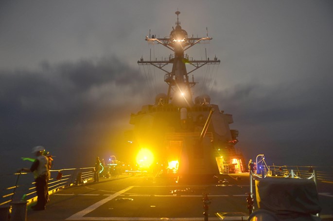 Thuỷ thủ t&agrave;u USS Lassen tập luyện v&agrave;o đ&ecirc;m 28/9/2015 tr&ecirc;n Biển Đ&ocirc;ng