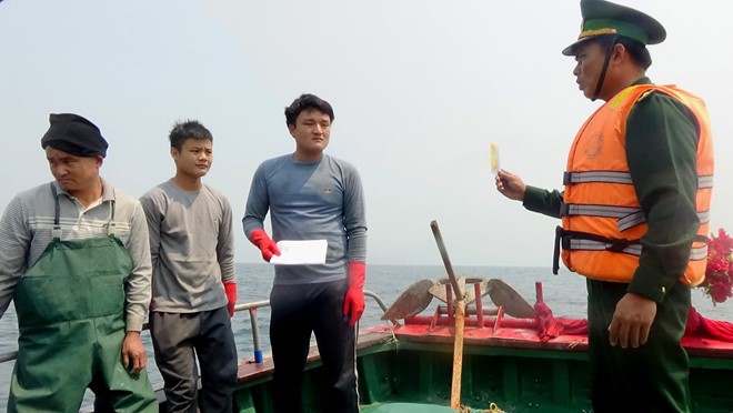 Ngư d&acirc;n Trung Quốc tr&ecirc;n c&aacute;c t&agrave;u c&aacute; vi phạm chủ quyền Biển Đ&ocirc;ng Việt Nam đều tỏ th&aacute;i độ thiếu hợp t&aacute;c khi bị kiểm tra