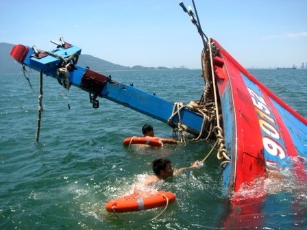 Tàu Trung Quốc tấn công tàu cá Việt Nam Tàu Trung Quốc tấn công tàu cá Việt Nam