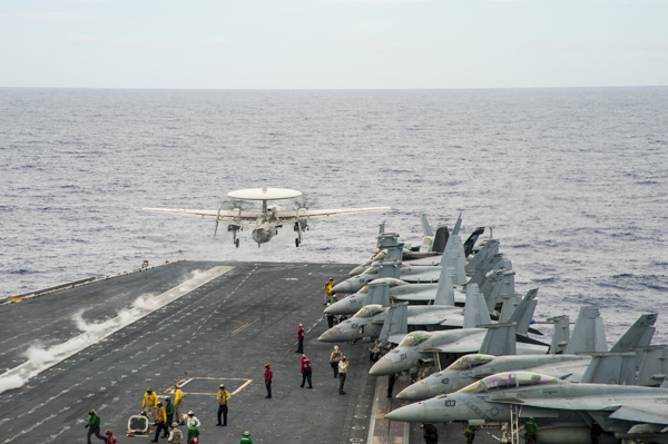 Máy bay trinh sát E-2C Hawkeye cất cánh từ tàu sân bay USS George Washington (CVN 73) trên biển Đông