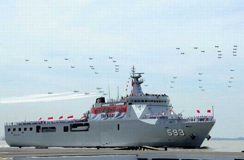 T&igrave;nh h&igrave;nh Biển Đ&ocirc;ng ng&agrave;y 14/10: Một trong 4 t&agrave;u đổ bộ lớn nhất Hải qu&acirc;n Indonesia tham gia buổi duyệt binh