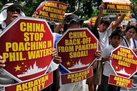 Tranh chấp giữa Philippines v&agrave; Trung Quốc tr&ecirc;n Biển Đ&ocirc;ng ng&agrave;y c&agrave;ng căng thẳng