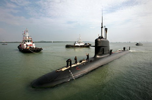Tình hình Biển Đông ngày 2/11: Tàu ngầm lớp Scorpene KD Tunku Abdul Rahman đang neo đậu tại cảng Klang Tình hình Biển Đông ngày 2/11: Tàu ngầm lớp Scorpene KD Tunku Abdul Rahman đang neo đậu tại cảng Klang
