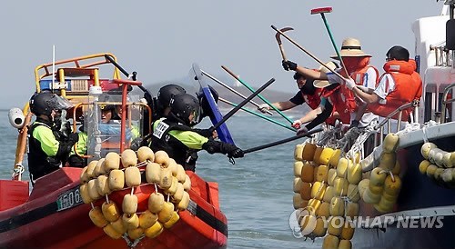 Ngư d&acirc;n Trung Quốc đi&ecirc;n cuồng chống trả khi bị ph&aacute;t hiện đ&aacute;nh bắt tr&aacute;i ph&eacute;p ở biển Đ&ocirc;ng