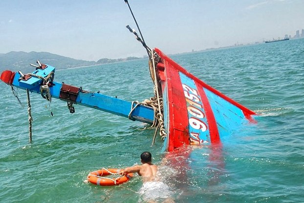 Lai dắt t&agrave;u c&aacute; Việt Nam bị t&agrave;u Trung Quốc đ&acirc;m ch&igrave;m ở biển Đ&ocirc;ng về cảng
