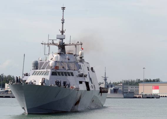 T&igrave;nh h&igrave;nh Biển Đ&ocirc;ng ng&agrave;y 30/10: Chiến hạm USS Freedom của Mỹ tại qu&acirc;n cảng Changi của Singapore