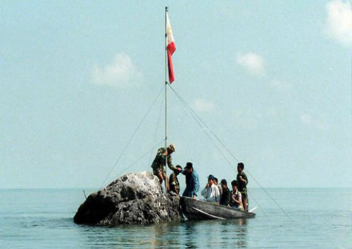 Quốc kỳ Philippines tr&ecirc;n b&atilde;i cạn Scarborough tranh chấp với Trung Quốc ở Biển Đ&ocirc;ng