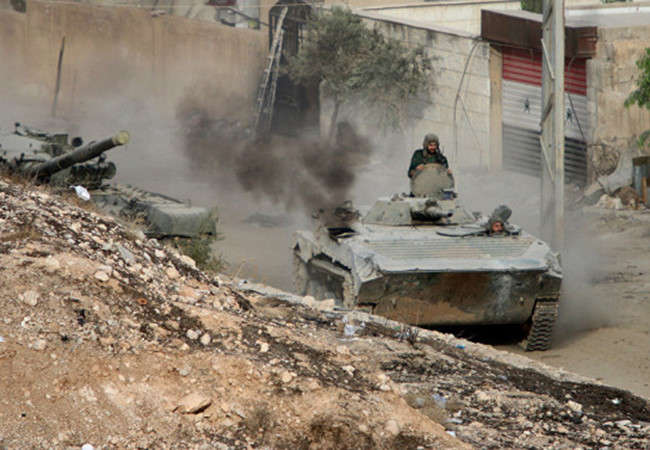 Xe tăng qu&acirc;n đội Syria tr&ecirc;n chiến trường Deir Ezzor
