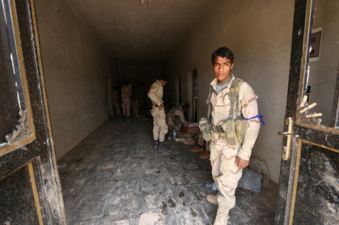 Chiến binh thuộc Lực lượng D&acirc;n chủ Syria (SDF) trước của một ng&ocirc;i nh&agrave; ở Aleppo, Syria h&ocirc;m 15/6/2016.Ảnh: Reuters