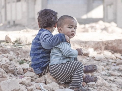 T&igrave;nh h&igrave;nh chiến sự Syria mới nhất cho biết cuộc nội chiến k&eacute;o d&agrave;i 5 năm đ&atilde; cướp đi tuổi thơ của h&agrave;ng triệu trẻ em Syria
