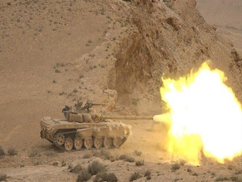 Binh sĩ qu&acirc;n đội Syria n&atilde; đạn ph&aacute;o v&agrave;o vị tr&iacute; của IS, theo những tin tức về t&igrave;nh h&igrave;nh Syria mới nhất