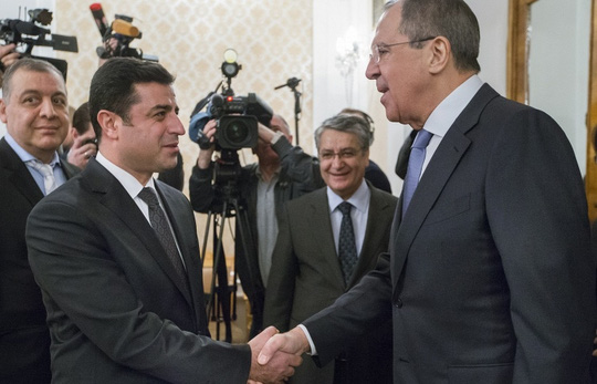 Ngoại trưởng Nga Sergei Lavrov (phải) bắt tay ông Selahattin Demirtas, theo những tin tức về tình hình chiến sự Syria mới nhất ngày 25/12/2015 Ngoại trưởng Nga Sergei Lavrov (phải) bắt tay ông Selahattin Demirtas, theo những tin tức về tình hình chiến sự Syria mới nhất ngày 25/12/2015