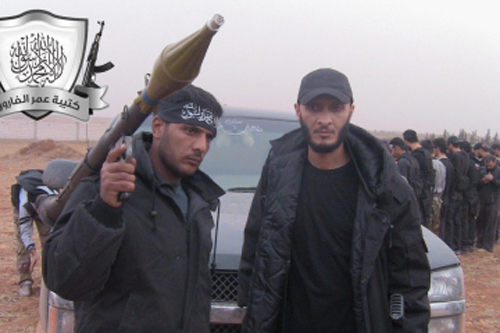 Kẻ khủng bố ăn thịt người Khaled al-Hamad (tr&aacute;i) đã bị bắn chết ở Syria, theo tin tức mới c&acirc;̣p nh&acirc;̣t v&ecirc;̀ tình hình chi&ecirc;́n sự Syria 