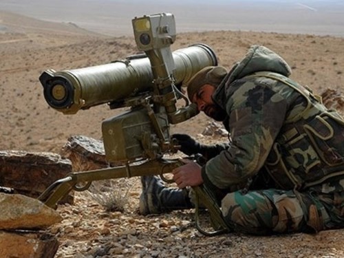 Một binh lĩnh thuộc qu&acirc;n đội Syria tham chiến ở chiến trường Aleppo, theo tình hình chi&ecirc;́n sự Syria mới c&acirc;̣p nh&acirc;̣t 